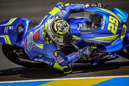Andrea Iannone manda el primer día en Italia con dos banderas rojas