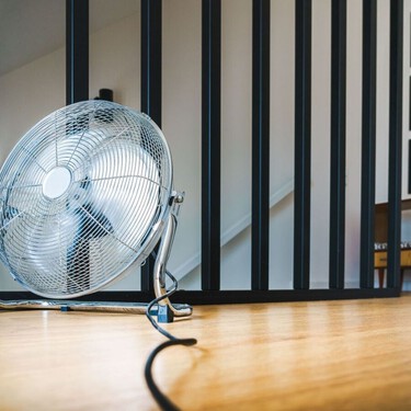 El sencillo truco de los dos ventiladores que ayuda a refrescar la vivienda sin aire acondicionado 