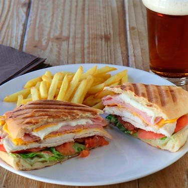 10 minutos, un buen pan y tendrás el bocadillo más famoso de Málaga para cenar sin esforzarte lo más mínimo 
