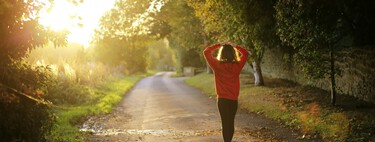 A partir de los 50, salir a caminar no basta: la ciencia y los expertos avisan de que la clave está en cómo lo haces