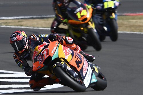 Augusto Fernández tumba a Alonso López para anotarse la tercera victoria seguida y ser líder de Moto2