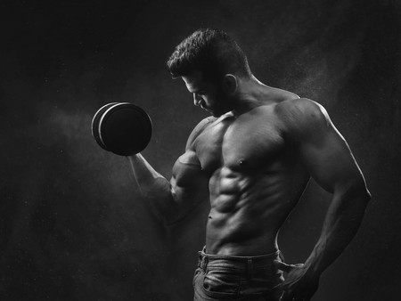 Si quieres que tus músculos crezcan, haz descansos más largos entre series en tu entrenamiento
