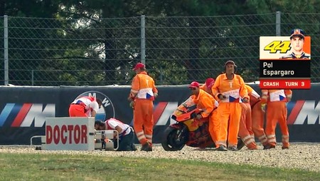 Una feísima caída deja a Pol Espargaró hospitalizado con una clavícula rota y contusión en la columna