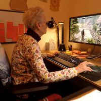 Abuela de 91 años recibió visita policiaca mientras jugaba por no dar seguimiento a su llamada diaria: estaba "intentando batir su récord" 