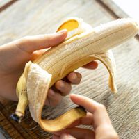 Qué son los hilos que tiene el plátano bajo la piel y por qué no se los comen ni los monos (pero es un error tirarlos)