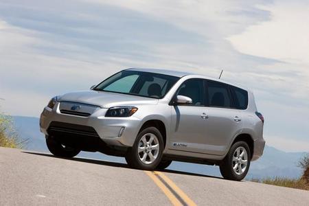 Toyota lanza un agresivo plan de rebajas del RAV4 EV