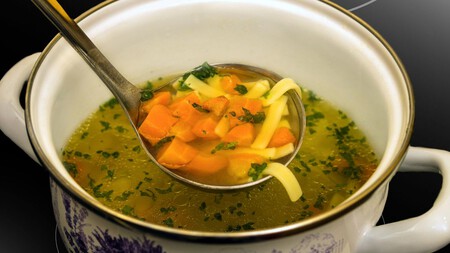 ¿Es bueno o no meter la comida caliente al refri? Esto señala una experta en alimentos