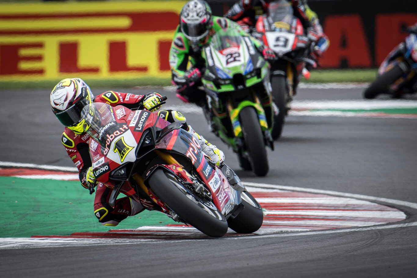 Álvaro Bautista se saca la espina en Donington pero Toprak Razgatlioglu impide otro triplete y un récord
