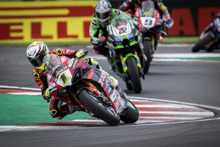 Álvaro Bautista se saca la espina en Donington pero Toprak Razgatlioglu impide otro triplete y un récord