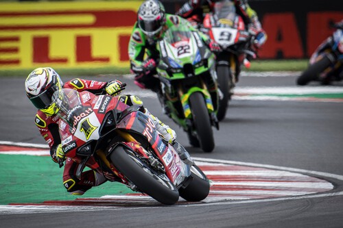 Álvaro Bautista se saca la espina en Donington pero Toprak Razgatlioglu impide otro triplete y un récord