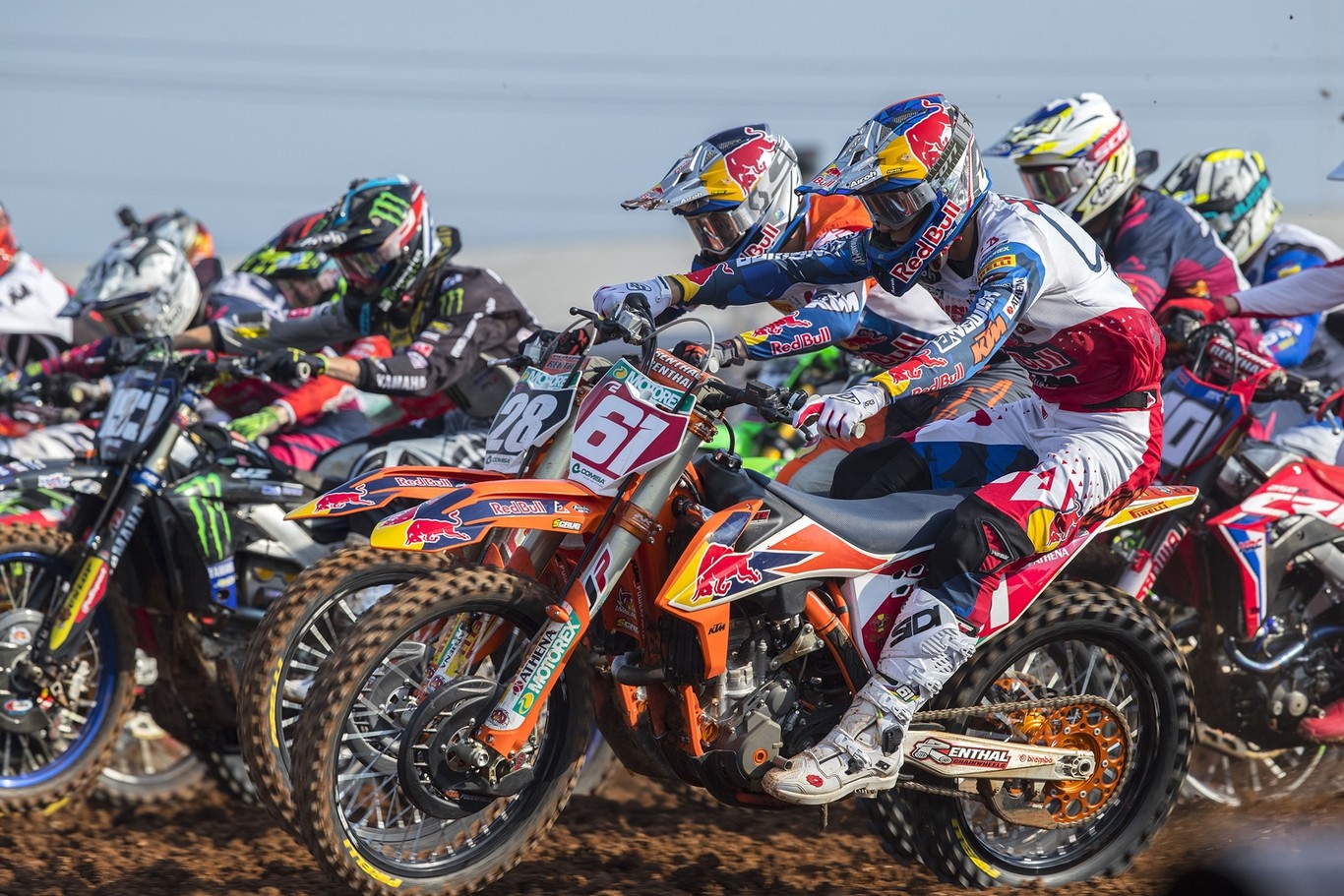 Tim Gajser y Jorge Prado vuelven a dar un recital de dobletes en Asia para enfilar sus títulos de MXGP y MX2