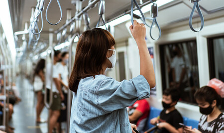 Usuarios de metro con mascarilla