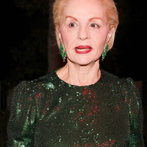 Carolina Herrera tiene dos looks inspiradores para llevar los zapatos bicolor el otoño 2026: con fada midi y pantalones slim fit 