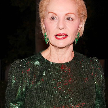 Carolina Herrera tiene dos looks inspiradores para llevar los zapatos bicolor el otoño 2026: con fada midi y pantalones slim fit 