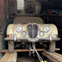 Hace 50 años alguien escondió un Jaguar bajo el suelo de un restaurante. Han tenido que sacarlo de su tumba cual sarcófago de faraón