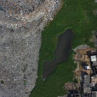El problema de la moda rápida se está saliendo de control: las prendas desechadas ya contaminan humedales protegidos en África