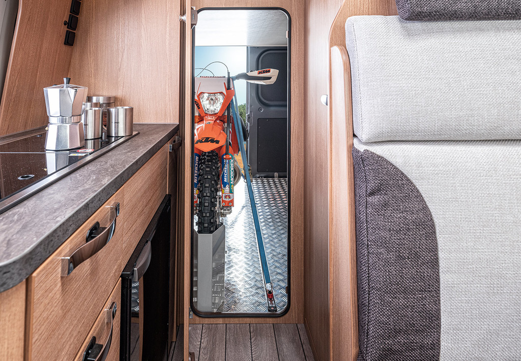 Esta furgoneta camper esconde un garaje gigantesco y todas las