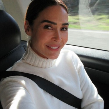 Así son los jerséis luminosos y favorecedores que más  rejuvenecen según las expertas en moda  