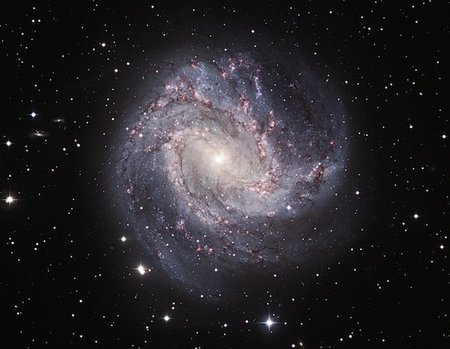 M83: la galaxia de los mil rubíes