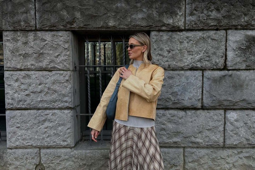 Ha llegado a Parfois es bolso bandolera color cielo despejado hecho de piel que llevaremos sin parar este invierno