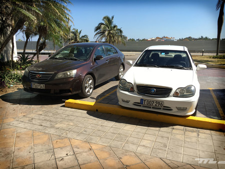 Geely Emgrand EC7 y otro Geely a su lado