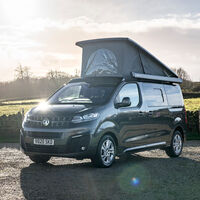 La Opel Vivaro se camperiza con hasta dos camas, cocina y panel solar, desde 51.300 euros