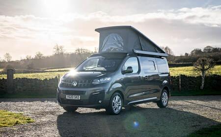 La Opel Vivaro se camperiza con hasta dos camas, cocina y panel solar, desde 51.300 euros
