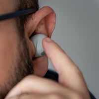 La cancelación de ruido funciona al revés de lo que imaginas: añade ruido en vez de quitarlo 