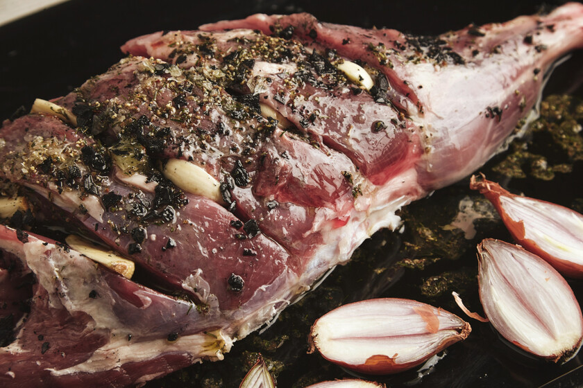 Ya podemos ir calentando el horno para preparar esta paletilla de cordero lechal de calidad superior