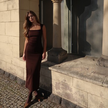 Stradivarius tiene los vestidos marrones más fresquitos y bonitos de este verano, perfectos para los días de mucho calor 