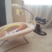 Balanceo y ruido blanco con una batidora: el invento casero de una madre para dormir a su bebé