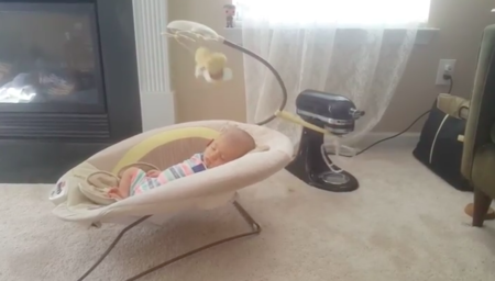 Balanceo y ruido blanco con una batidora: el invento casero de una madre para dormir a su bebé
