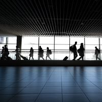 Tres minutos de abrazos o métete al estacionamiento: un aeropuerto está harto del tráfico causado por despedidas largas y pone un límite de abrazos a sus usuarios
