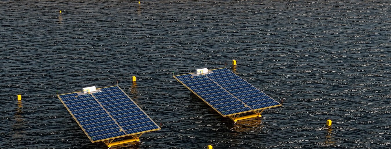 España estrena su primera plataforma solar marina precomercial: un catamarán flotante de 1 MW que ya está en Valencia
