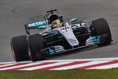 Lewis Hamilton sigue reinando en clasificación con Ferrari al ataque