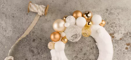 Si te gusta el DIY ¿Qué te parece esta corona de Navidad hecha en una hora?