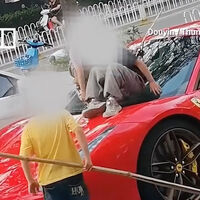 Unos niños usaron un Ferrari de 9 millones de pesos como resbaladilla. Ahora sus padres tienen que pagar los daños