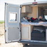 Se acabó el vacío legal: el aviso definitivo de la DGT si piensas dormir en una caravana o camper estas vacaciones