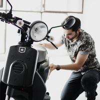 Una empresa expendienta a un trabajador por cargar la batería de su moto eléctrica en la oficina