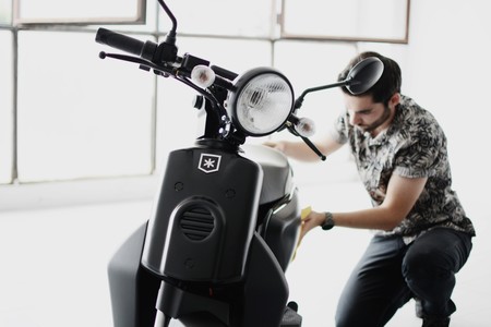 Una empresa expendienta a un trabajador por cargar la batería de su moto eléctrica en la oficina