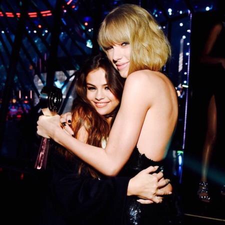 ¿Taylor Swift se ha operado el pecho? Más grande sí que parece...