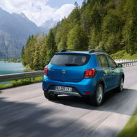 Las ventas de coches siguen a la baja: el Dacia Sandero doblega al SEAT León y los SUV continúan mandando