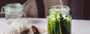 Tirar el líquido de los pepinillos es un crimen: así puedes aprovechar la salmuera de los encurtidos en la cocina