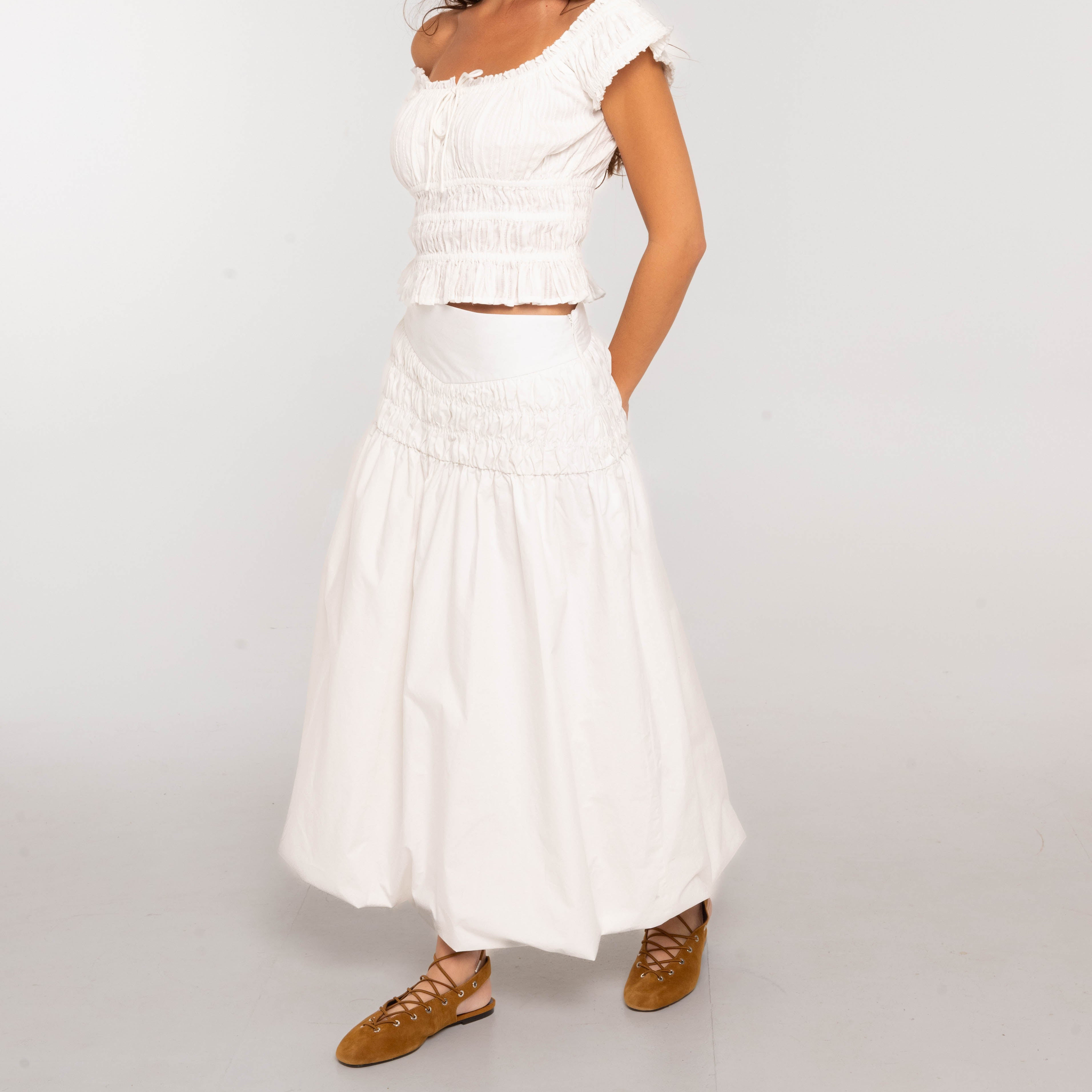 Falda midi con canesú en pico, frunces y bajo en globo Crudo The-Are