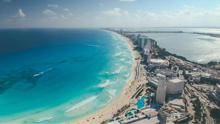El hotel más grande de México está en Cancún: tiene toboganes, SPA y acceso a la marina