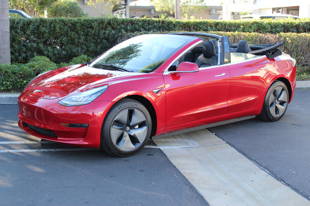 Sólo hay un Tesla Model 3 descapotable en el mundo, y su transformación ha costado más que un SEAT León