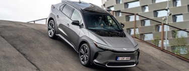 Los que creen que Toyota nunca ha invertido en el coche eléctrico no podrían estar más equivocados: de sus primeros prototipos al Toyota bZ4X 