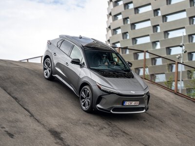 Los que creen que Toyota nunca ha invertido en el coche eléctrico no podrían estar más equivocados: de sus primeros prototipos al Toyota bZ4X 