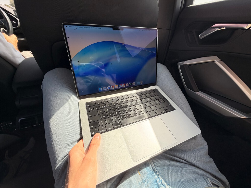 Llevo años sin poder usar el Mac en el coche por culpa de los mareos. Un ajuste de macOS 26 acaba de resolver el problema Llevo años sin poder usar el Mac en el coche por culpa de los mareos. Un ajuste de macOS 26 acaba de resolver el problema