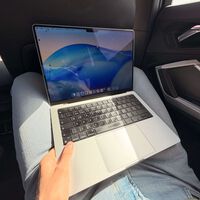 Llevo años sin poder usar el Mac en el coche por culpa de los mareos. Un ajuste de macOS 26 acaba de resolver el problema 